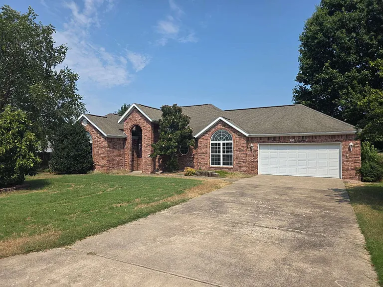 302 Cross Creek Dr — Photo 1