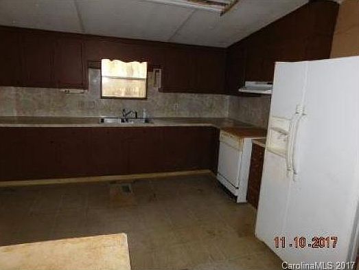 2nd image of 806 Lawyers Rd W
