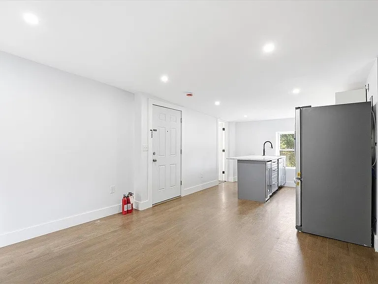 216 6th St #3 — Photo 7