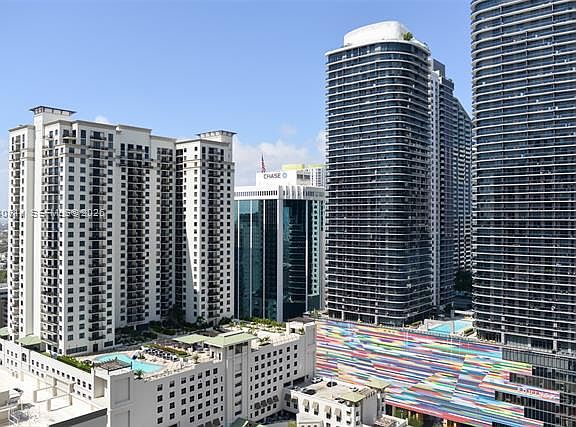 4th image of 1000 Brickell Plz #2708