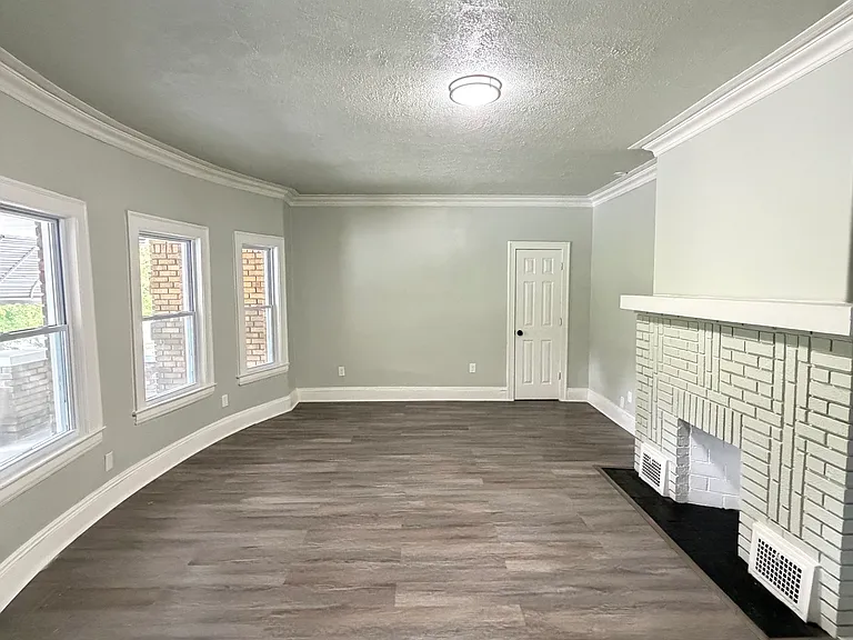 929 Thornhill Dr #1 — Photo 2