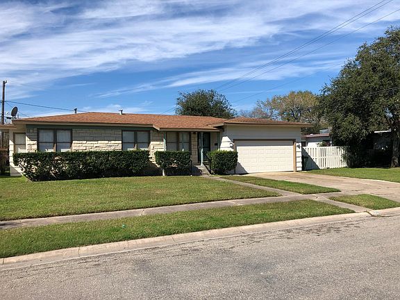 402 Paloma St. Just Painted! 3 bedrooms, 2 bathrooms, 2 car garage