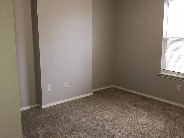 1301 Reavis Xing — Photo 15