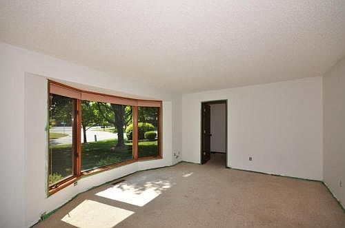 4th image of 130 Holly Ln N