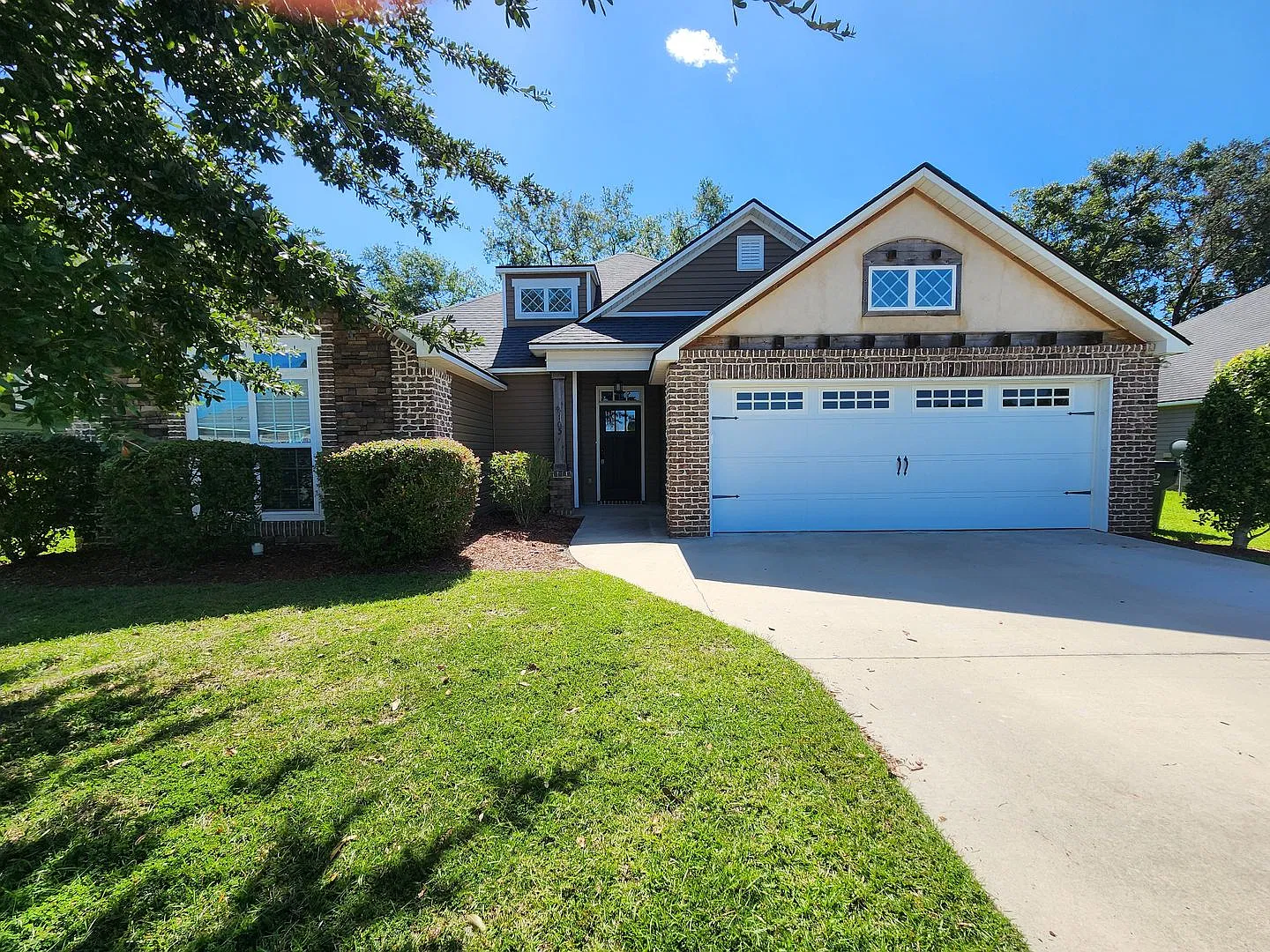 Spacious 4-Bedroom Home with Fenced Yard Near Moody AFB — Photo 1