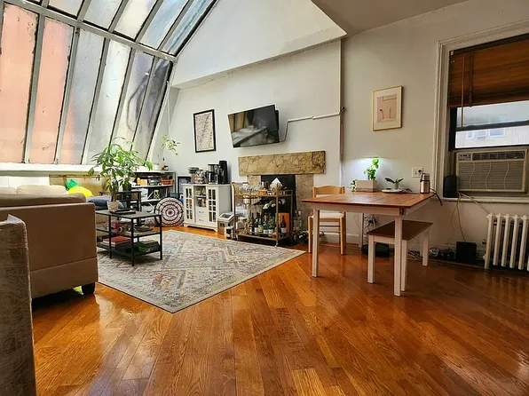 137 East 35th Street image 1 of 14