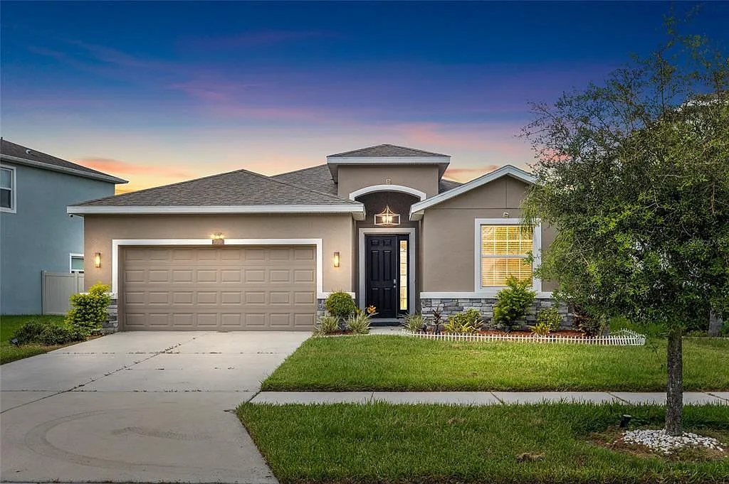 4 bed, 2.5 bath, 2057 sqft, $2,550 — Photo 1