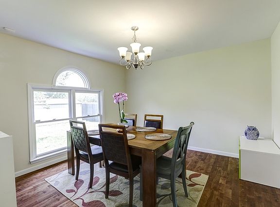 5th image of 2810 Woodhaven Dr