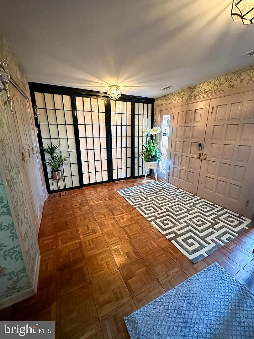 10 bed, 4.5 bath, 7874 sqft, $10,000 — Photo 4