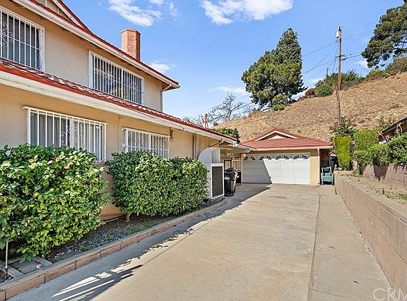 2nd image of 2001 Bluffhill Dr