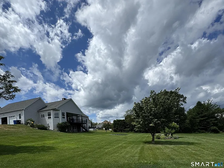 556 Hill St — Photo 28