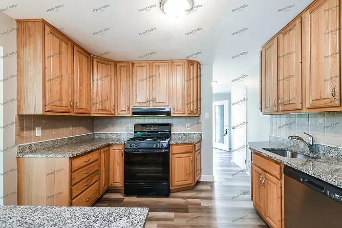 660 Brookstone Dr — Photo 4