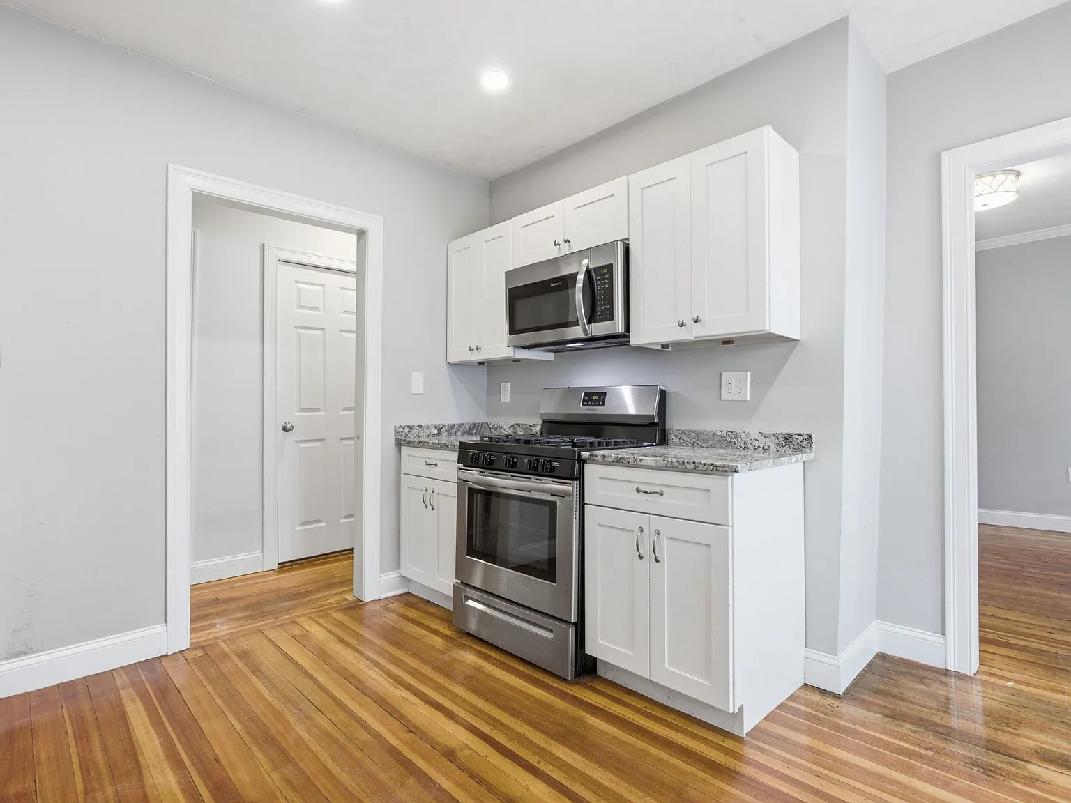 3 bed, 1250 sqft, $2,700 — Photo 3