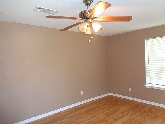 3rd image of 907 E Live Oak St