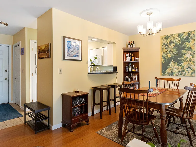 453 Westview Cir — Photo 2