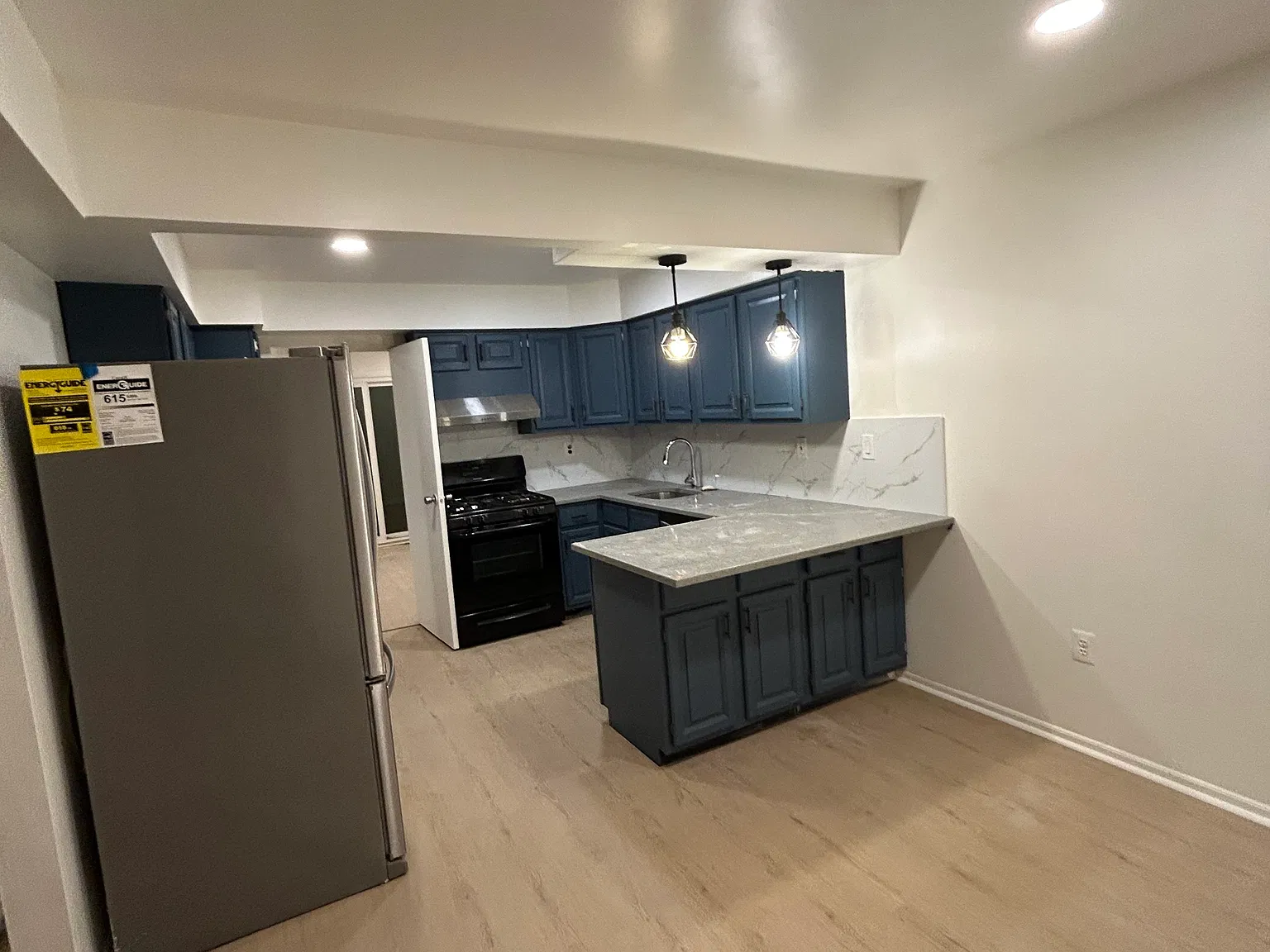 3 bed, 2.5 bath, 1736 sqft, $3,300 — Photo 2