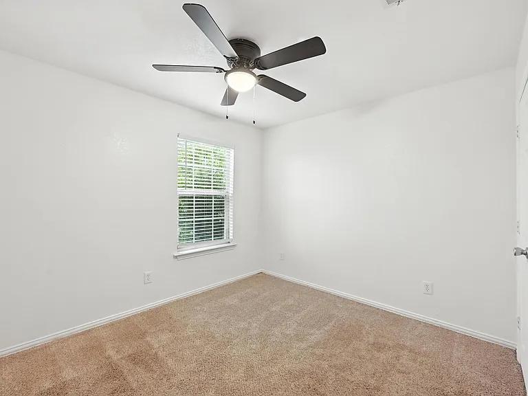 1713 Manor Garden Curv — Photo 12