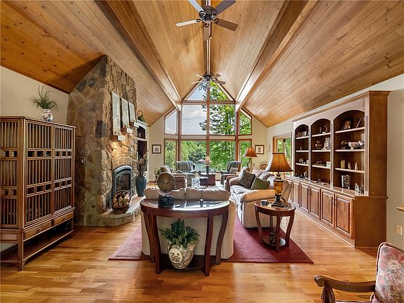 3rd image of 673 Lake Breeze Ln