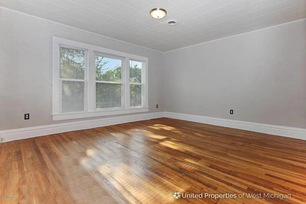 1136 Madison Ave SE — Photo 1