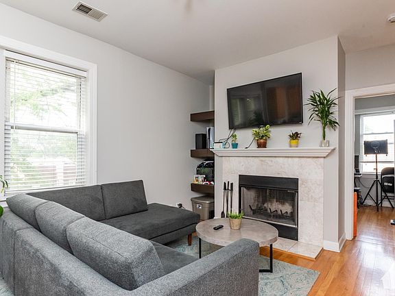 3rd image of 4201 N Sawyer Ave #3C