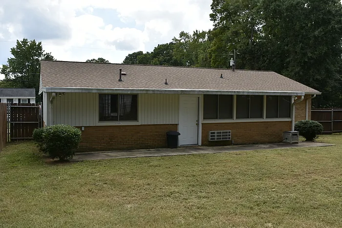3 bed, 1.0 bath, 1428 sqft, $1,650 — Photo 3