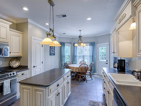 4th image of 33 Flagstone Dr