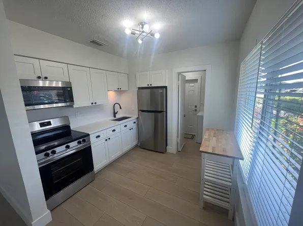 196 NE 28th St, Boca Raton, FL 33431