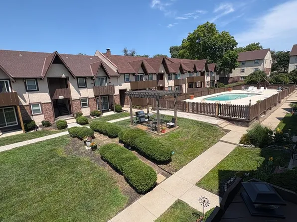 6224 Robinson St APT 4, Overland Park, KS 66202