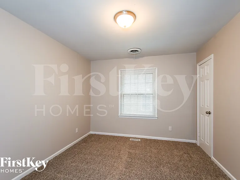 9846 Rivermont Dr — Photo 14