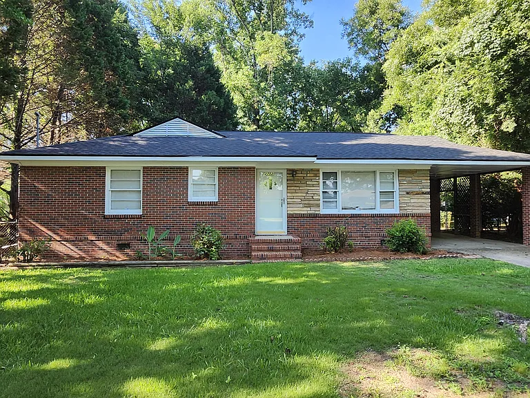 2752 Hawthorne Dr — Photo 1