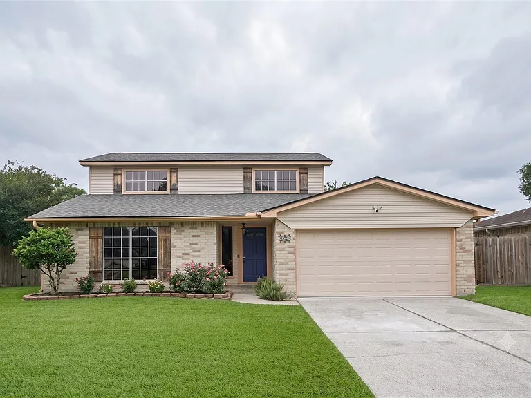 302 Morningside Dr — Photo 1