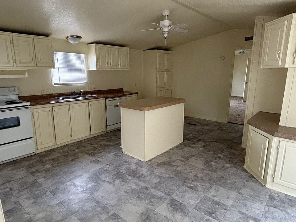 Spacious kitchen with island!