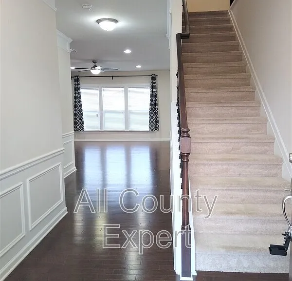 635 Glenish Ct — Photo 2