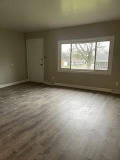 2nd image of 916 S Creve Coeur Ave