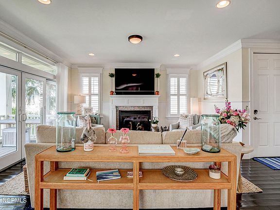 3rd image of 428 Causeway Dr #A