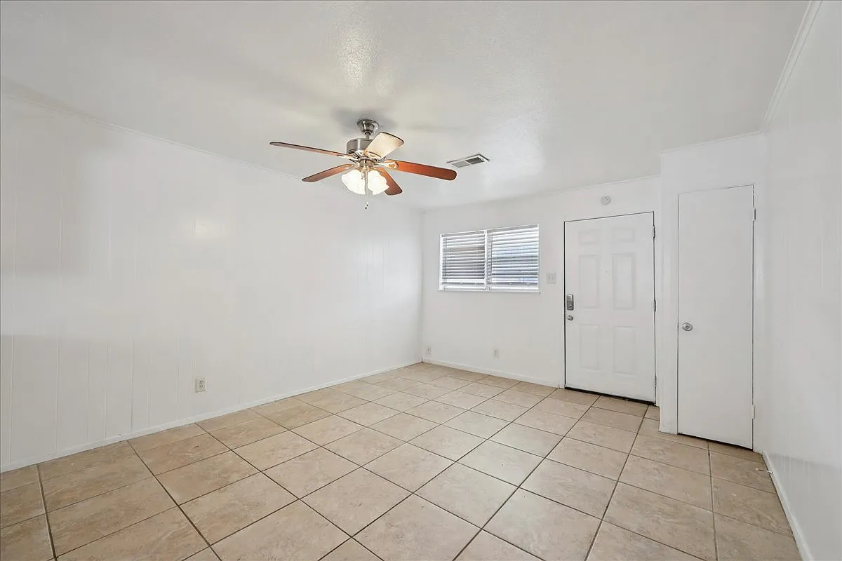 303 Hardy Ave — Photo 4