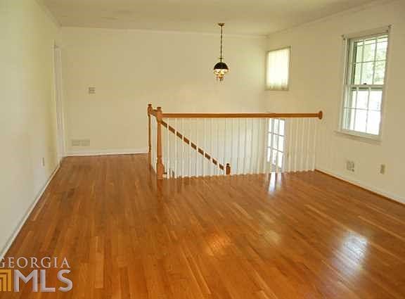 2nd image of 710 Huntington Pl SE