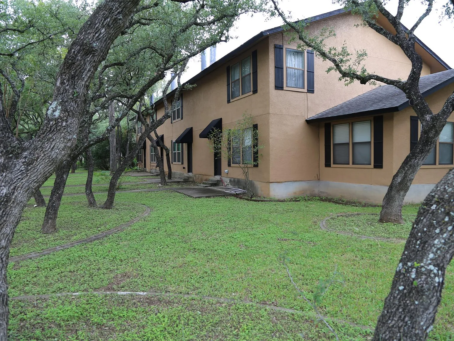 2 bed, 1.5 bath, 1355 sqft, $1,600 — Photo 1