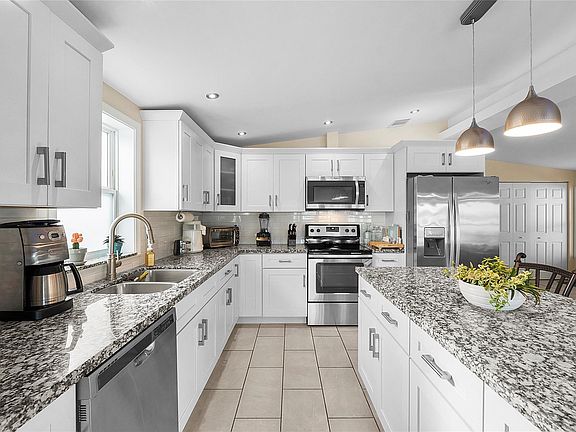 3rd image of 2933 Lakeshore Drive