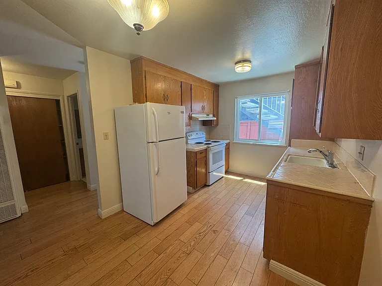 2132 Clinton Ave #B — Photo 3