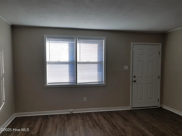 1217 Davis St — Photo 3
