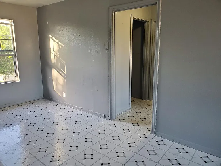 646 Glazebrook St #3 — Photo 5