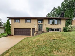 3145 Spring Valley Rd, Dubuque, IA 52001