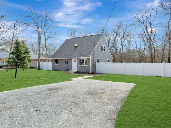 154 Meadowmere Ave, Mastic, NY 11950