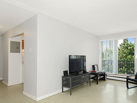 3rd image of 235 Bay St #808