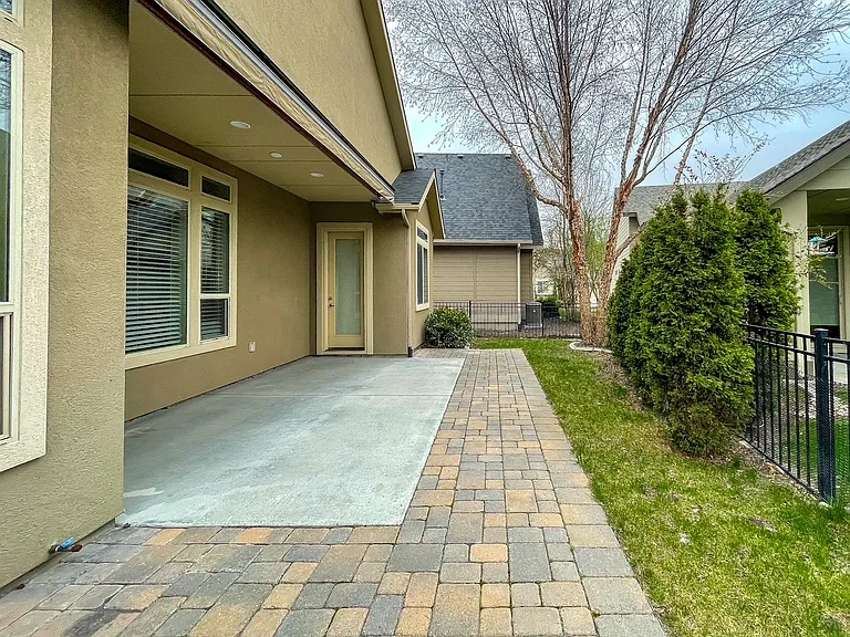 307 E Grove Creek Ln — Photo 3
