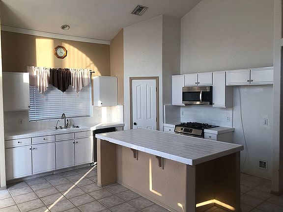 5th image of 2215 Breon Dr
