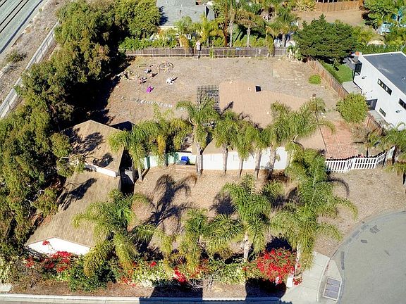 3rd image of 601 N Cedros Ave