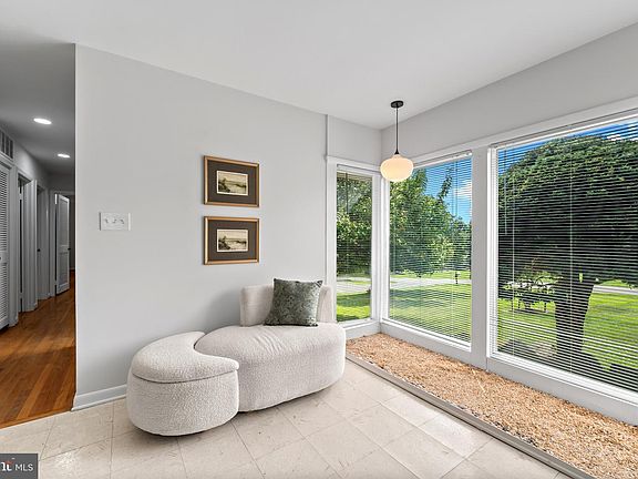 4th image of 4037 Crescent Rd