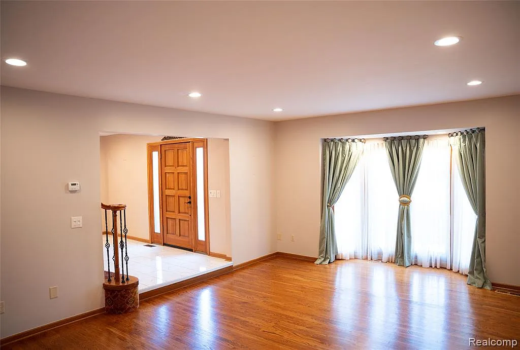 5 bed, 2.5 bath, 3417 sqft, $3,500 — Photo 3